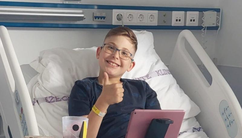 Szegeden, egy kis magyar fiú örömmel vette át életének első implantátumát, amely lehetőséget biztosít számára, hogy újra felfedezze a világ hangjait és élményeit. Ez a különleges pillanat nemcsak az ő életében, hanem a családja és a közössége számára is m