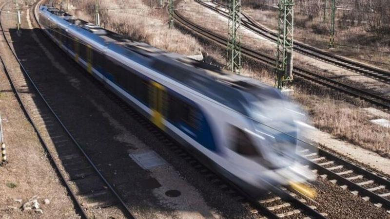 Egy tragikus baleset történt az egri vonalon, ahol egy vonat gázolt el egy embert. Ennek következtében jelentős fennakadások várhatóak a hatvani közlekedésben.