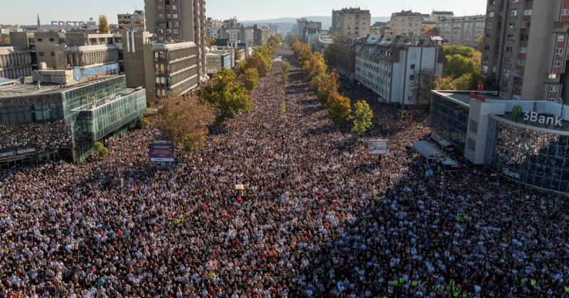 A szerb határon megakadályozták, hogy a magyar diákok részt vegyenek az újvidéki megemlékezésen, és két lányt megalázó módon, fehérneműre vetkőztettek.