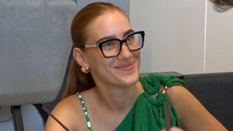 A szerelem varázsa: Deák Rebeka és Zsolt kapcsolata válság előtt

Az első pillanatok bűvöletében, amikor a szemek találkoznak, mindenki hisz a szerelem mágiájában. Deák Rebeka és Zsolt is így indultak el a közös úton, ám ahogy teltek a napok, a kezdeti lá