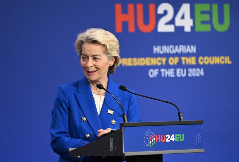 Egy utas hirtelen rosszul érezte magát a repülőgépen, és a helyzet gyorsan válságossá vált. Ekkor Ursula von der Leyen, aki orvosi végzettséggel rendelkezik, azonnal a segítségére sietett.