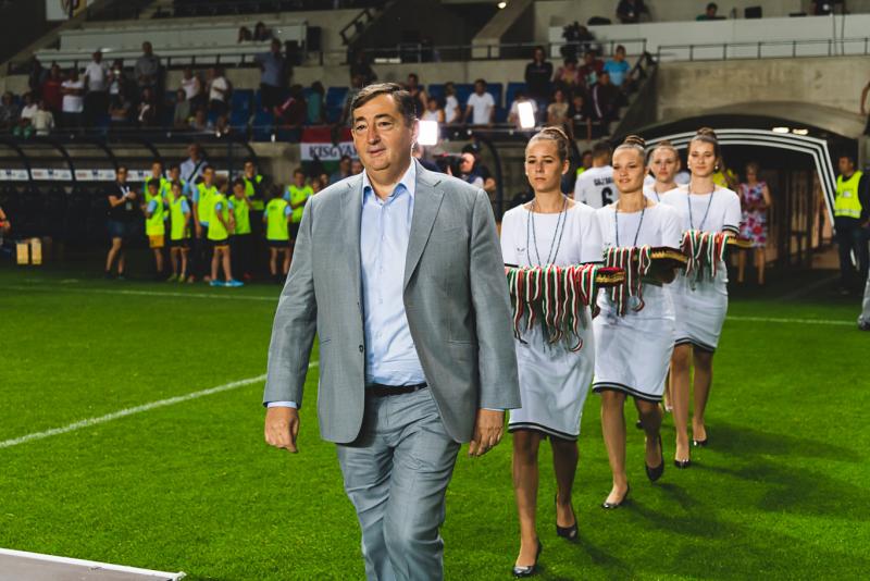 Egy osztrák híradás szerint Mészáros Lőrinc, a magyar üzletember, fontolóra vette, hogy csatlakozzon az Austria Wien labdarúgócsapatához.