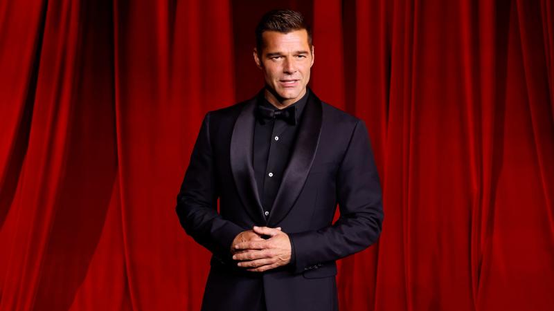 Ricky Martin, a népszerű énekes, most ünnepli 53. születésnapját. A négy gyermek édesapja egyre inkább a színészi karrierje felé fordul, és úgy tűnik, hogy a zenélés mellett a filmszakmában is szeretné kipróbálni magát.