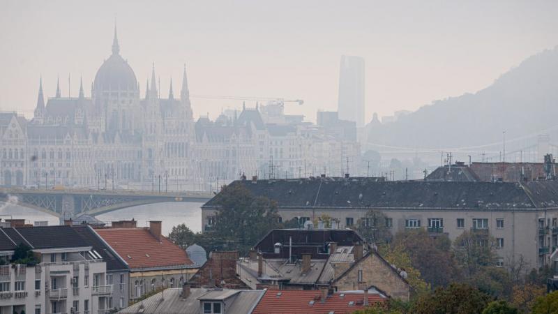 Ilyen időjárás várható a szilveszteri bulik alatt | 24.hu

A szilveszteri ünneplés idején különösen fontos, hogy tisztában legyünk az időjárási körülményekkel. Az év utolsó napjaiban, amikor barátokkal és családdal gyűlünk össze, a megfelelő öltözködés és