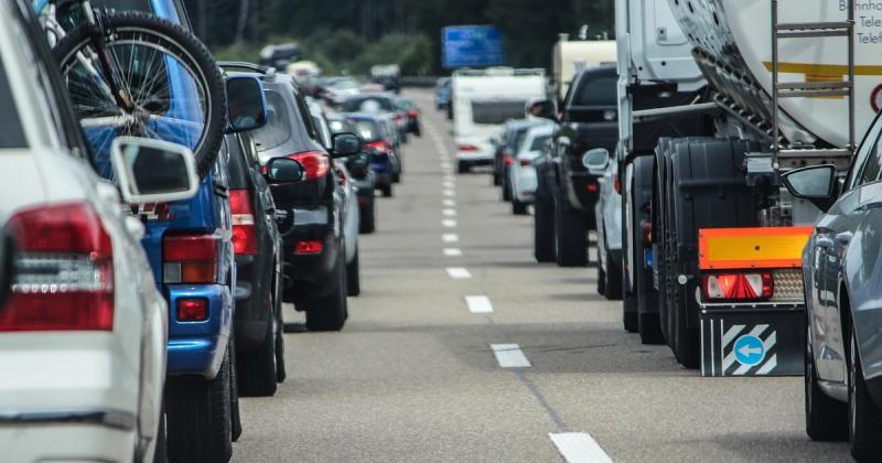 Három jármű ütközött az M3-as autópályán, ami balesetet okozott.