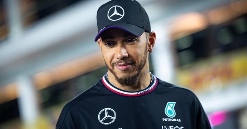 Lewis Hamilton egy 12 évvel idősebb színésznővel él romantikus kapcsolatot – a legfrissebb fotók tanúsága szerint.