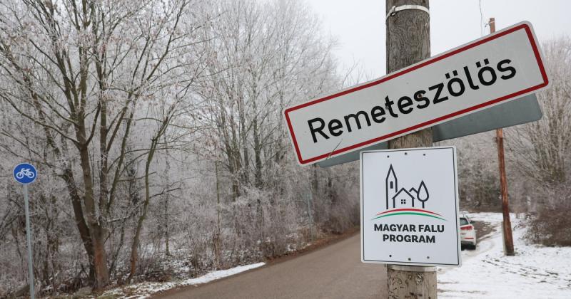 Remeteszőlős, ez a varázslatos kis település, ahol az utcák száma megállt, és a csendes, nyugodt élet ritmusát csak a természet zörejei törik meg. Itt a házak közötti távolságok nem csupán méretek, hanem barátságos találkozások helyszínei is, ahol minden 