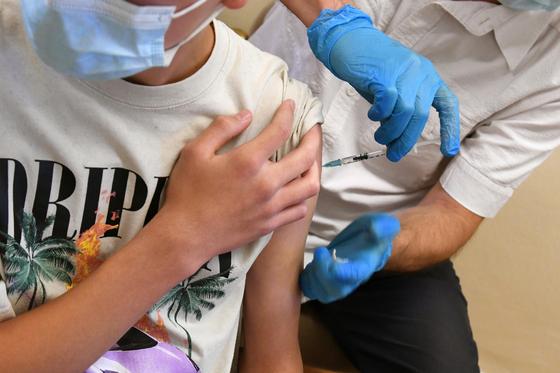 Több mint száz jogi lépést tettek oltásellenes szülők azokra az orvosokra, akik beoltották gyermekeiket.