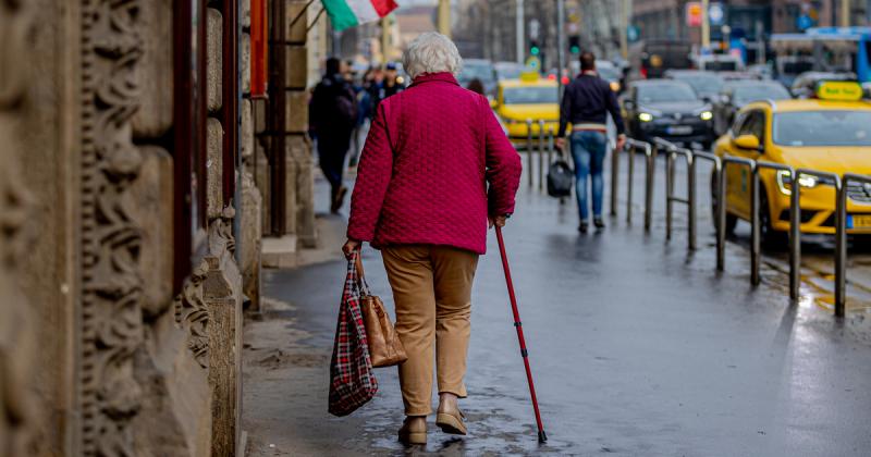 A jó, a rossz és a válság - A 13. havi nyugdíj szövege különböző szempontokból közelíti meg ezt a fontos témát. A 13. havi nyugdíj bevezetése sokak számára reményt adott, hiszen egy extra juttatás, amely segíthet a megélhetési költségek fedezésében. Azonb