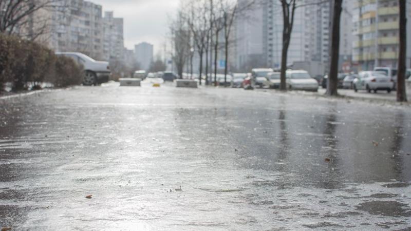 Hat vármegyében ónos eső miatt figyelmeztetést adtak ki, ezért csak azok vállalkozzanak az autós utazásra, akiknek feltétlenül szükséges – figyelmeztet a Life.