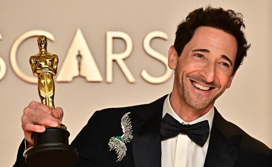 Adrien Brody Oscar-díjat nyert A brutalista című filmben, de a HVG-nek elárulta, hogy sokáig úgy érezte, hogy nélküle fogják elkészíteni a produkciót.