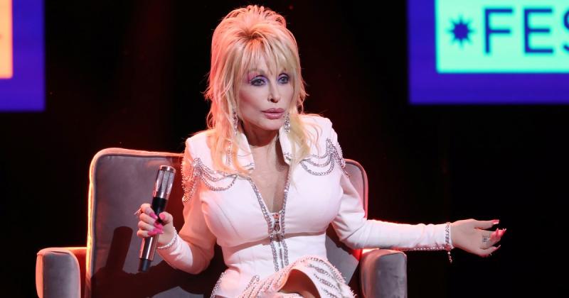 Szomorú hír érkezett: elhunyt Dolly Parton férje. A legendás énekesnő életének e nehéz pillanata sokak szívét megérinti, hiszen a pár több mint öt évtizede osztotta meg egymással az életét. Dolly és férje, Carl Dean, mindig is szoros köteléket ápoltak, és