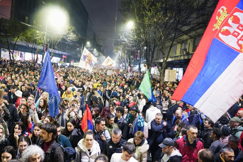 A szerb egyetemisták, akik eddig határozottan tiltakoztak, most újabb fontos mérföldkőhöz érkeztek, és döntöttek a közmédia blokádjának megszüntetéséről.