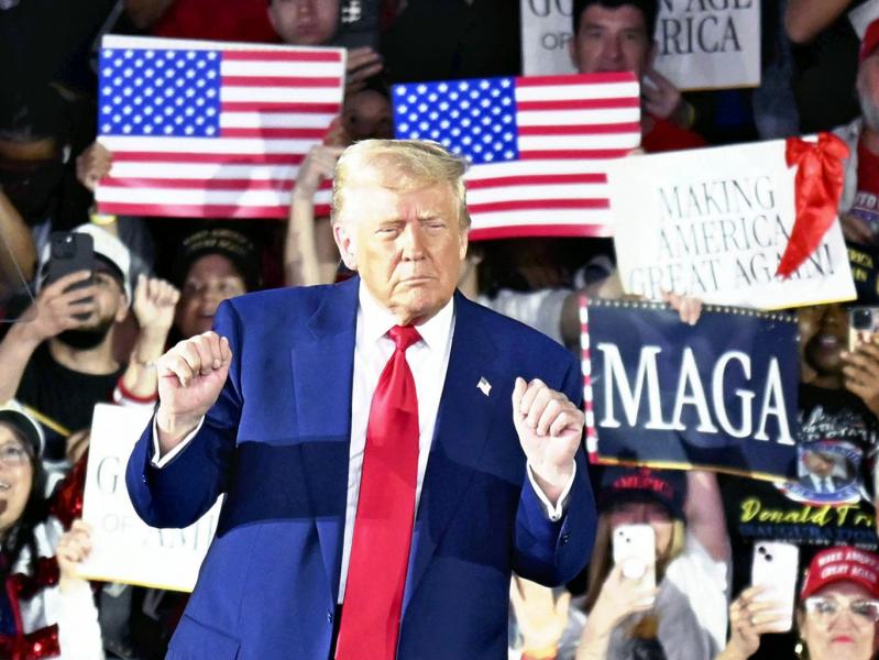 Trump a hivatalban eltöltött 100. napját ünnepelve büszkén számolt be az általa elért eredményekről, hangsúlyozva a politikai célkitűzések megvalósításában tett lépéseit.
