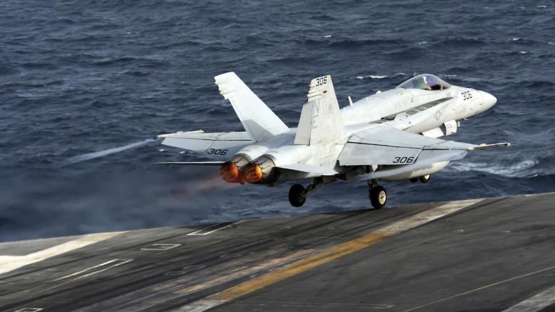 Valami furcsa történik az amerikai hadihajón: sorra hullanak a tenger mélyére a Super Hornet vadászgépek, mintha valami titkos erő vonzaná őket a víz alá.