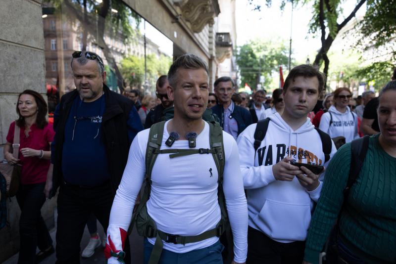 Természetesen! Itt van egy egyedi változat:

**Magyar Péter: Az Orbán-átok lecsapott**

A politikai színtéren mindig is jelen voltak különös jelenségek, de az Orbán-átok olyan hatással bír, ami nemcsak a közéletet, hanem a társadalom egészét is befolyásol