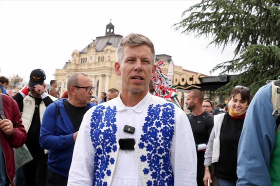 Itt a figyelem középpontjában: Magyar Péter felfedezőútja a Partium szívébe – egy izgalmas videóriport! Az érdeklődés és a megosztottság kettőssége tükröződik a történetében, amely bemutatja a régió kulturális gazdagságát és a helyi közösségek sokszínűség