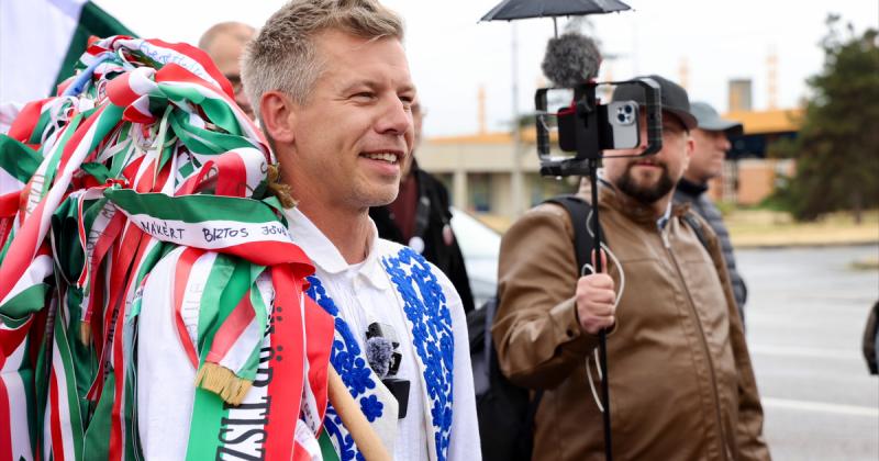 A Tisza szívverése a Fidesz politikai táján – riport Magyar Péter vándorútjáról és végső célba érkezéséről.