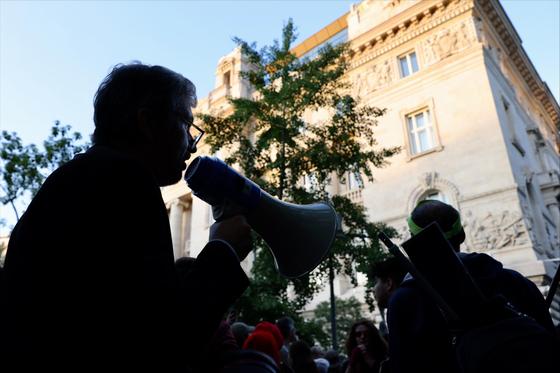 Hadházy tapsot kért a rendőröknek, mondván, hogy 