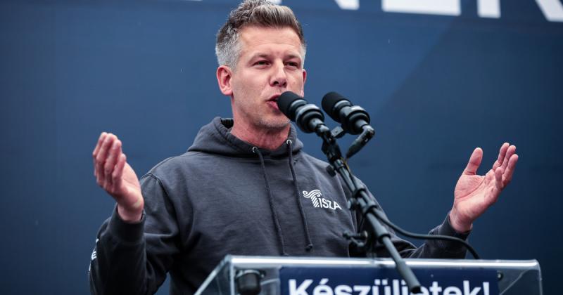 Magyar Péter három évtizedes politikai konszenzust kíván megújítani, és határozottan a közvetlen elnökválasztás mellett áll ki.