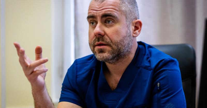 Kőnig doktor felfedte a trambulinok titkait, és egy videóban bemutatta a súlyos baleseteket, amelyek a szórakozás árával járhatnak.