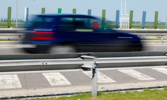 Görögországban jelentős mértékben megemelik a közlekedési bírságokat, ami számos járművezetőt érinthet. A jövőben akár több ezer eurós büntetésekkel is számolniuk kell a szabályszegőknek.