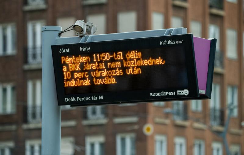 Fontos, hogy mindenki észben tartsa: ma 11:50 és 12:00 között a közösségi közlekedés Budapesten szünetelni fog.