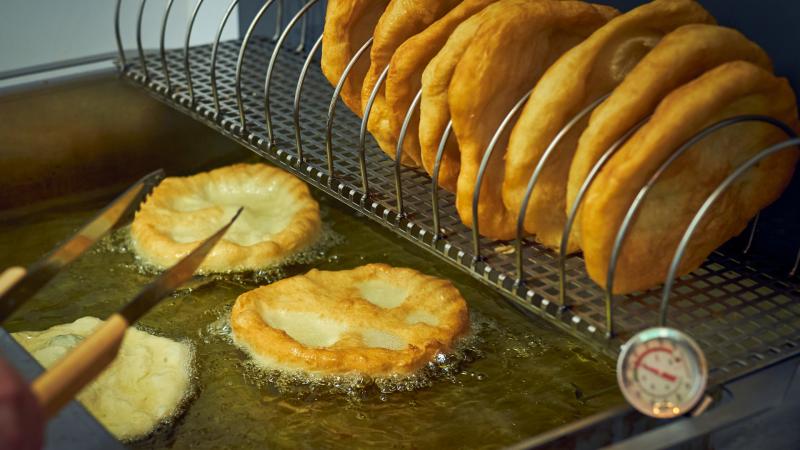 Idén nyáron igazán különleges élmények várnak ránk: a hamburger 3000 forintba, míg a lángos 2000 forintba kerül. Készüljünk fel egy igazán emlékezetes mulatságra!