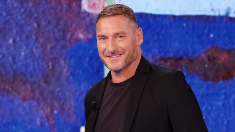 Totti elővarázsolta a múlt varázsát: egy mesés félpályás góllal kápráztatta el a közönséget a gálameccs során.