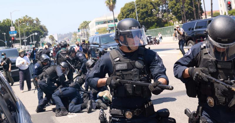Los Angeles, 2025: A demokraták nem hajlandók elfogadni a hatalom elvesztését, és a város egyre inkább a káosz színhelyévé válik. Minden, amit eddig ismertek, lángba borul, a megszokott rendet felforgatják, és a társadalmi feszültségek egyre inkább felerő