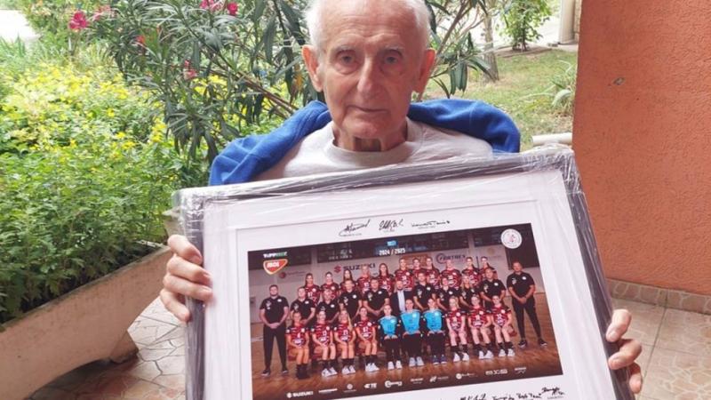 Megható ajándékozás: a legendás kézilabdaedző előtt tisztelegtek az esemény résztvevői. Az ünnepség során számos emlékezetes pillanatot osztottak meg, felidézve a közösen eltöltött éveket és a közéjük vágó sikereket. A lelkesedés és a tisztelet légkörében