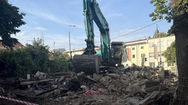 Eger egyik szégyenfoltját végre eltüntették | Sokszínű vidék

Eger városában egy régóta hátráltató problémát sikerült orvosolni, hiszen lebontották azt a létesítményt, amely hosszú időn keresztül rányomta bélyegét a város arculatára. Az eltüntetésével nem