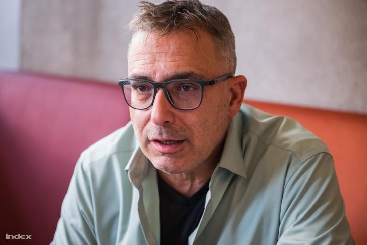 Sváby András őszintén bevallotta, hogy különösen zavarja a felesleges pompa és fényűzés.
