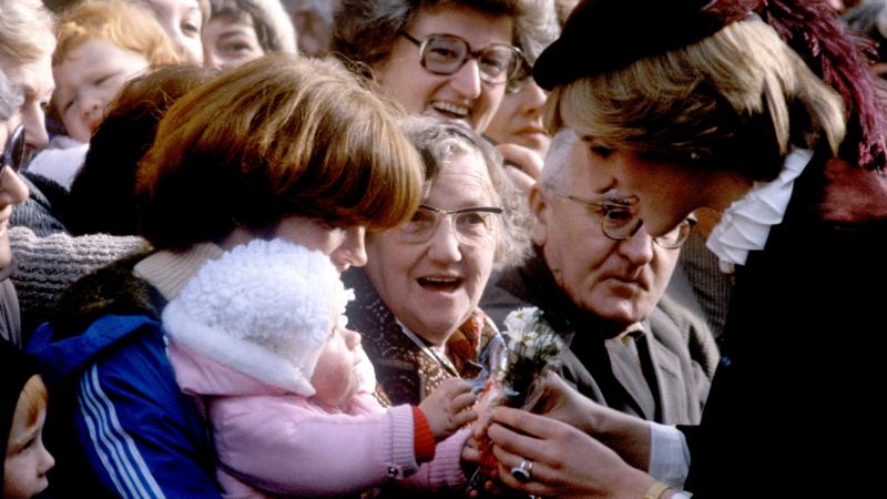 Felejthetetlen pillanatok Diana hercegnőről: ma lenne 64 éves a szívek elbűvölő hercegnője, akinek ritkán látott fényképei most újra életre kelnek.