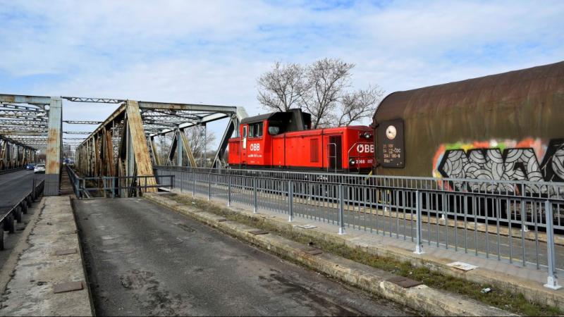 A Gubacsi híd gyalogos hídjárdáját lezárták, miután beszakadt – számolt be róla a 24.hu.