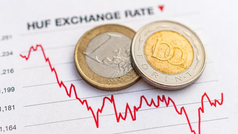 400 forint alatt vagy felett? Most itt az ideje, hogy mérlegeljük, hol is áll a forint a valuták tengerében. Az árfolyamok ingadozása folyamatosan alakítja a gazdasági tájat, így érdemes figyelemmel kísérni a forint helyzetét. Mi befolyásolja a forint erő