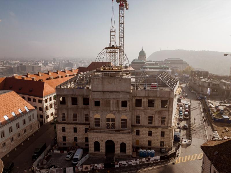 Lázár döntése, hogy leépíti a Várkapitányságot, komoly változásokat hozhat, hiszen ez a szervezet eddig Orbán kedvenc projektjeinek felügyeletével foglalkozott. A lépés mögött álló okok és következmények jelentős hatással lehetnek a jövőbeli fejlesztésekr