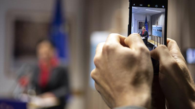 Zuckerberg csendes nyugalomban rendezte el a számláit.