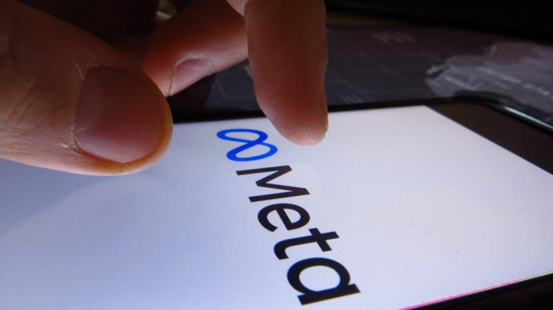 Fokozott figyelem irányul a brüsszeli digitális cenzúrára, amely új szintre emelkedik: a Facebook anyavállalatának le kell állítania politikai hirdetéseit az Európai Unió területén.