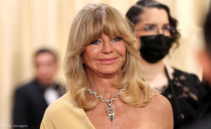 Goldie Hawn és 12 éves unokája, mint két tojás, ragyogóan tündököltek a vörös szőnyegen, kiemelve a generációk közötti szoros köteléket és a közös stílust.