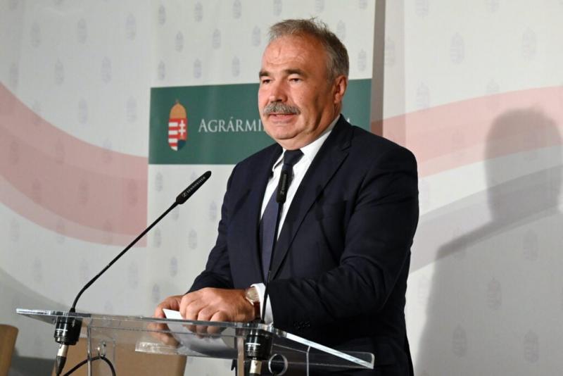 A vihar nem kíméli a politikai elit tagjait sem: Nagy István éppen a kertjében igyekszik megmenteni azt, ami még megmenthető.