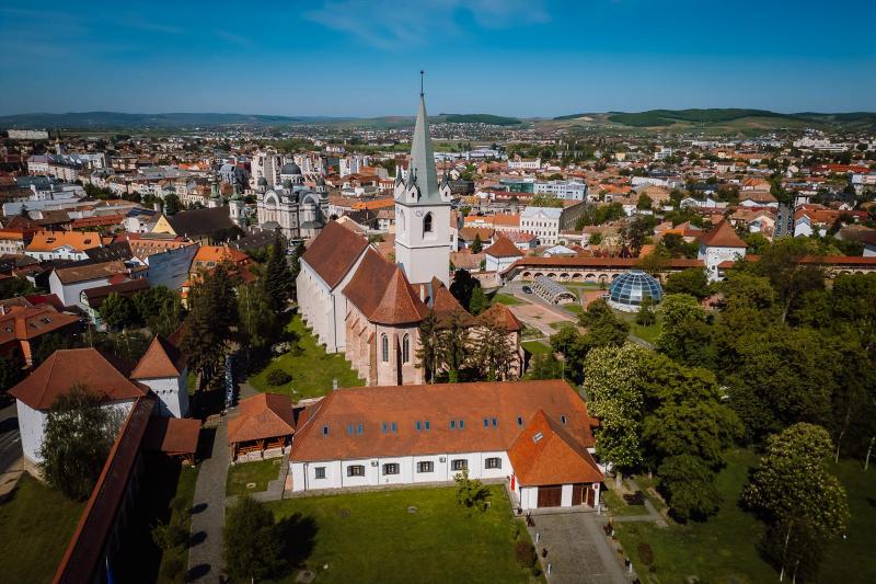 A turizmus terén enyhe növekedés tapasztalható Maros megyében, ahol Szováta és Marosvásárhely továbbra is kiemelkedő szerepet játszik.