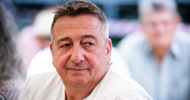 Bayer Zsolt Hadházy Ákosról: Ezen a korai hajnalon is fáradhatatlan Proli Ákos kezébe vette a felfújható prolihergelőjét, mint aki mindig készen áll a következő kihívásra.
