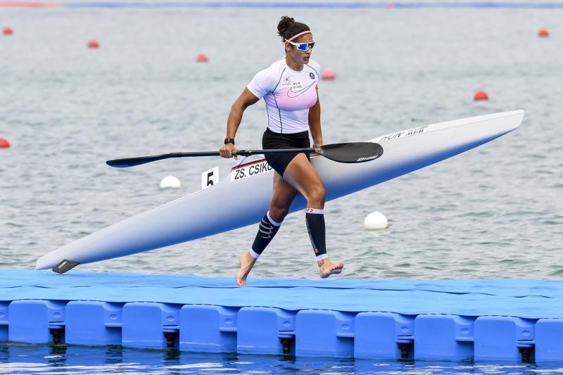 Drámai fordulat Csikós Zsóka versenyében: a magyar kajakosnak az élen haladva kellett feladnia a 5000 méteres távot | M4 Sport