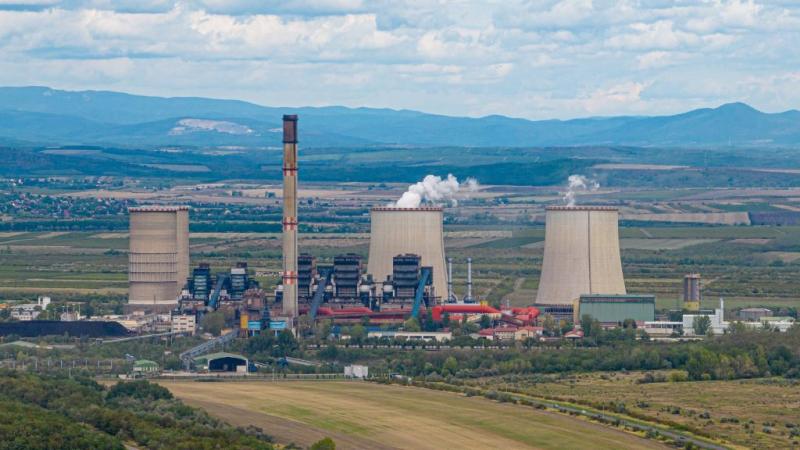 100 milliárd forintnyi uniós támogatás került befagyasztásra három vármegyében, mivel a helyi hatóságok nem teljesítették a szükséges feltételeket. A helyzet komoly aggodalmakat kelt, hiszen ezek a források kulcsszerepet játszanak a fejlődésben és a helyi
