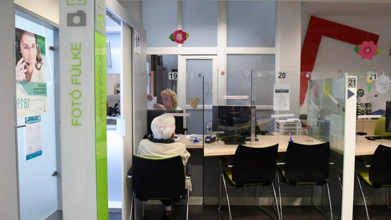 Egy zűrzavaros hét elé néznek a lakásvásárlók: a földhivatalok bezárják kapuikat, miközben elindul az Otthon Start program – tudósít a Pénzcentrum.
