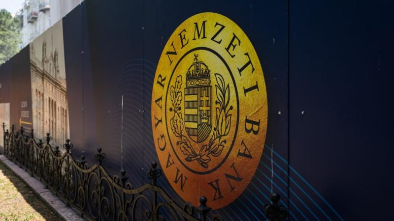 Az MNB nevében telefonáló csaló átverte áldozatát, aki az illető kérésére saját számlájára utalta át a pénzét.