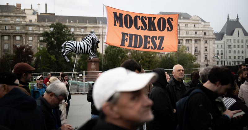 Puzsér Róbert és társai demonstrációt tartanak, és a felszólalók között egy meglepő név bukkant fel.