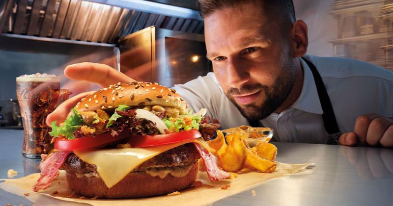 Rácz Jenő kreatív elméje életre keltette a hazai McDonald's legfrissebb menüjét.