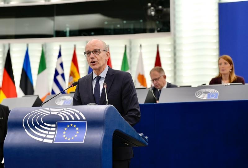 Luxemburg miniszterelnöke hangsúlyozta, hogy az Európai Unió bővítése a Nyugat-Balkán és Kelet-Európa felé nem csupán politikai kérdés, hanem kulcsfontosságú stratégiai érdek is. A régió fejlesztése és integrációja elengedhetetlen a stabilitás és a bizton